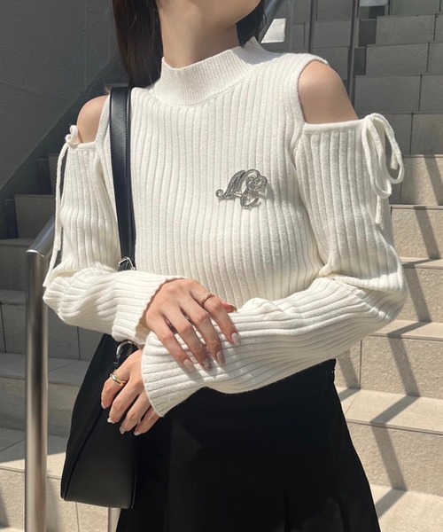 one after another NICE CLAUP（ワンアフターアナザーナイスクラップ）の「ビジューブローチ付き肩開きニット（ニット/セーター・レディース・ブラック/ピンク/オフホワイト/杢グレー/モカ・FREE）」の2枚目の写真