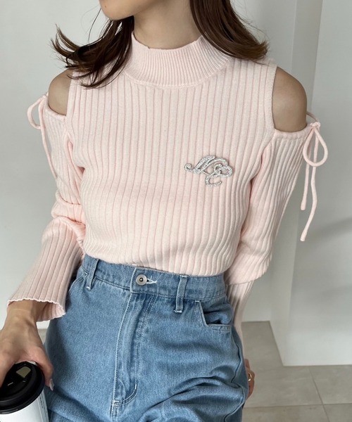 one after another NICE CLAUP（ワンアフターアナザーナイスクラップ）の「ビジューブローチ付き肩開きニット（ニット/セーター・レディース・ブラック/ピンク/オフホワイト/杢グレー/モカ・FREE）」の5枚目の写真