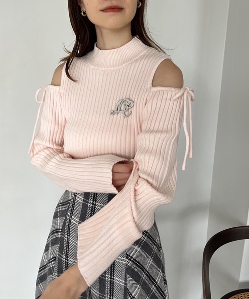 one after another NICE CLAUP（ワンアフターアナザーナイスクラップ）の「ビジューブローチ付き肩開きニット（ニット/セーター・レディース・ブラック/ピンク/オフホワイト/杢グレー/モカ・FREE）」の16枚目の写真