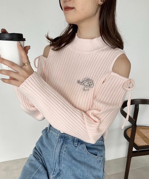 one after another NICE CLAUP（ワンアフターアナザーナイスクラップ）の「ビジューブローチ付き肩開きニット（ニット/セーター・レディース・ブラック/ピンク/オフホワイト/杢グレー/モカ・FREE）」の17枚目の写真