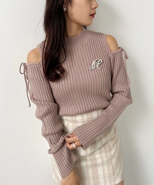 one after another NICE CLAUP（ワンアフターアナザーナイスクラップ）の「ビジューブローチ付き肩開きニット（ニット/セーター・レディース・ブラック/ピンク/オフホワイト/杢グレー/モカ・FREE）」の19枚目の写真