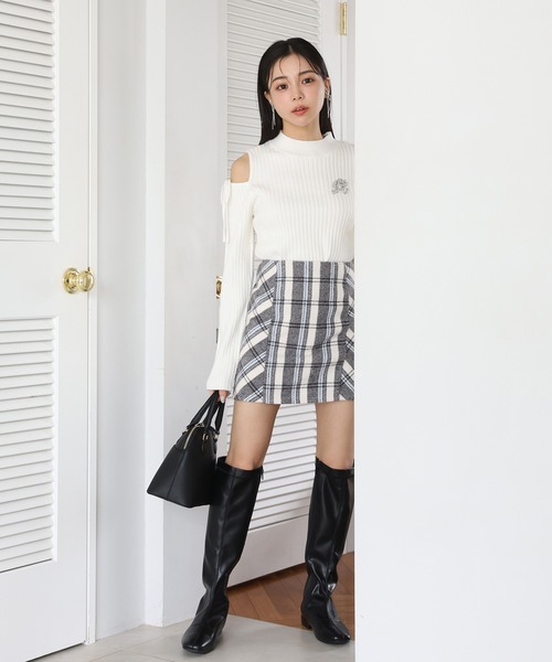 one after another NICE CLAUP（ワンアフターアナザーナイスクラップ）の「ビジューブローチ付き肩開きニット（ニット/セーター・レディース・ブラック/ピンク/オフホワイト/杢グレー/モカ・FREE）」の8枚目の写真