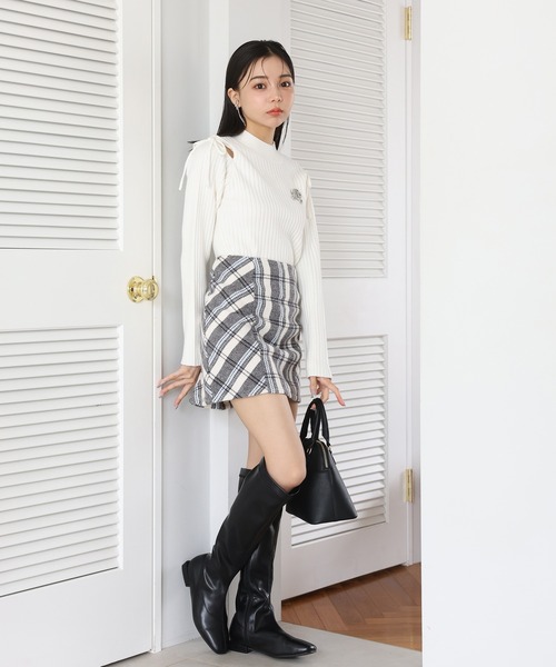 one after another NICE CLAUP（ワンアフターアナザーナイスクラップ）の「ビジューブローチ付き肩開きニット（ニット/セーター・レディース・ブラック/ピンク/オフホワイト/杢グレー/モカ・FREE）」の9枚目の写真