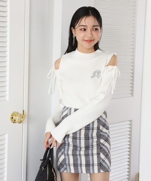 one after another NICE CLAUP（ワンアフターアナザーナイスクラップ）の「ビジューブローチ付き肩開きニット（ニット/セーター・レディース・ブラック/ピンク/オフホワイト/杢グレー/モカ・FREE）」の6枚目の写真