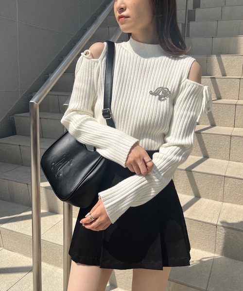 one after another NICE CLAUP（ワンアフターアナザーナイスクラップ）の「ビジューブローチ付き肩開きニット（ニット/セーター・レディース・ブラック/ピンク/オフホワイト/杢グレー/モカ・FREE）」の13枚目の写真