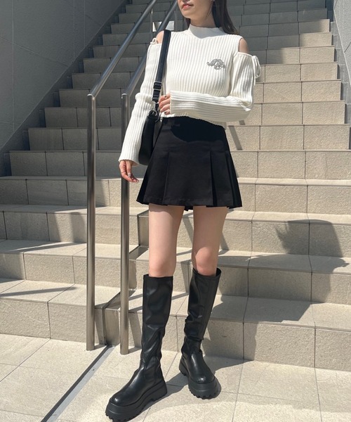 one after another NICE CLAUP（ワンアフターアナザーナイスクラップ）の「ビジューブローチ付き肩開きニット（ニット/セーター・レディース・ブラック/ピンク/オフホワイト/杢グレー/モカ・FREE）」の14枚目の写真