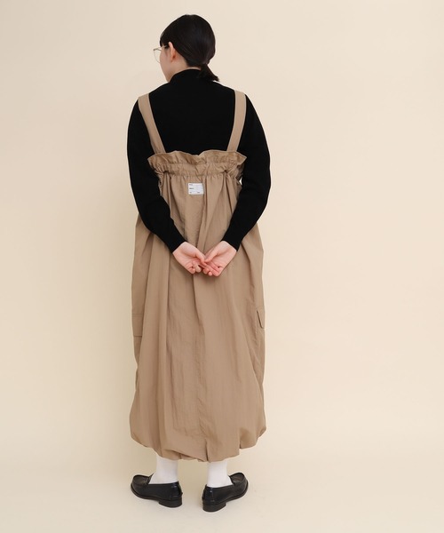 I am I in fact...(アイアムアイインファクト)の「NYLON pocket jumper Skirt(ジャンパースカート・レディース・アイボリー/ネイビー/ベージュ・FREE)」の11枚目の写真