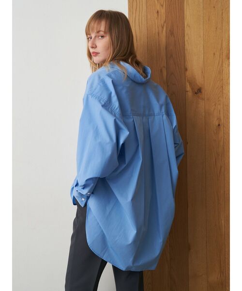 ELENDEEK（エレンディーク）の「バックボリュームオーバーシャツ（シャツ/ブラウス・レディース・オフホワイト/ブルー/ネイビー・FREE）」の4枚目の写真