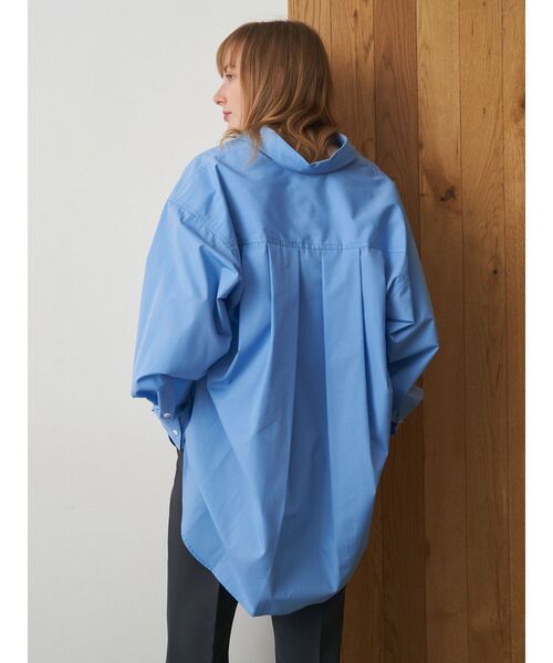 ELENDEEK（エレンディーク）の「バックボリュームオーバーシャツ（シャツ/ブラウス・レディース・オフホワイト/ブルー/ネイビー・FREE）」の7枚目の写真