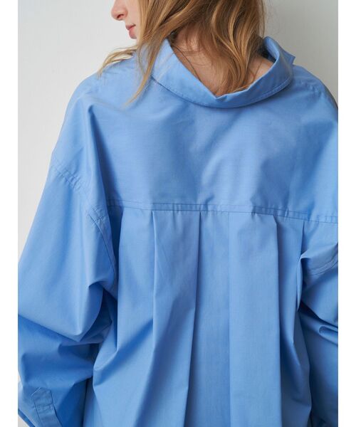 ELENDEEK（エレンディーク）の「バックボリュームオーバーシャツ（シャツ/ブラウス・レディース・オフホワイト/ブルー/ネイビー・FREE）」の8枚目の写真