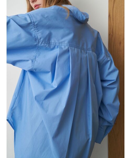 ELENDEEK（エレンディーク）の「バックボリュームオーバーシャツ（シャツ/ブラウス・レディース・オフホワイト/ブルー/ネイビー・FREE）」の9枚目の写真