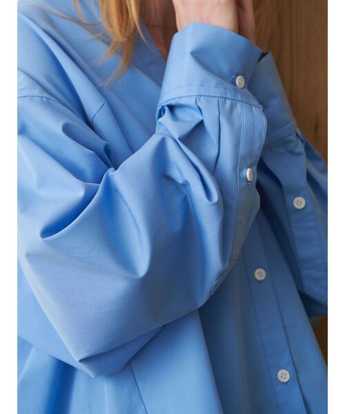 ELENDEEK（エレンディーク）の「バックボリュームオーバーシャツ（シャツ/ブラウス・レディース・オフホワイト/ブルー/ネイビー・FREE）」の10枚目の写真