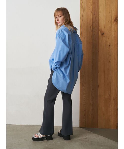 ELENDEEK（エレンディーク）の「バックボリュームオーバーシャツ（シャツ/ブラウス・レディース・オフホワイト/ブルー/ネイビー・FREE）」の14枚目の写真