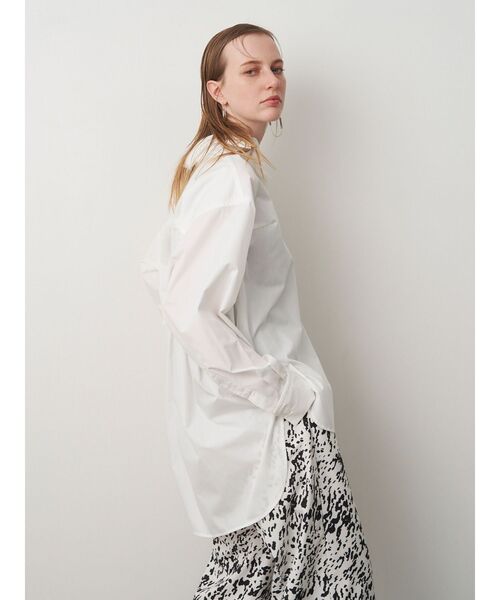 ELENDEEK（エレンディーク）の「バックボリュームオーバーシャツ（シャツ/ブラウス・レディース・オフホワイト/ブルー/ネイビー・FREE）」の17枚目の写真