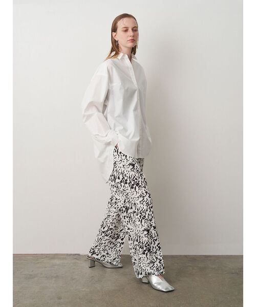 ELENDEEK（エレンディーク）の「バックボリュームオーバーシャツ（シャツ/ブラウス・レディース・オフホワイト/ブルー/ネイビー・FREE）」の18枚目の写真