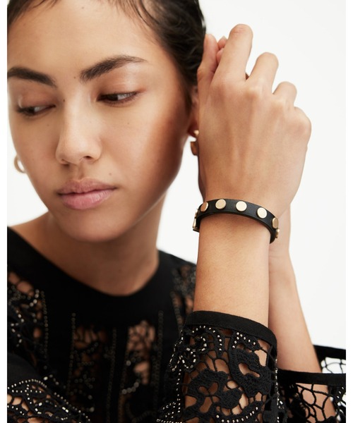 ALLSAINTS（オールセインツ）の「MICA STUDDED LEATHER BUCKLE BRACELET | MICA スタッズ レザー バックル ブレスレット（ブレスレット・レディース・ブラック系その他・ONE SIZE）」の2枚目の写真