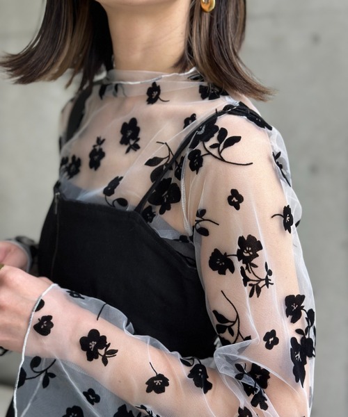 deux amour（ドゥーザムール）の「ボトルネック花柄フレアスリーブ（その他トップス・レディース・ブラック/ホワイト/モカ・FREE）」の2枚目の写真