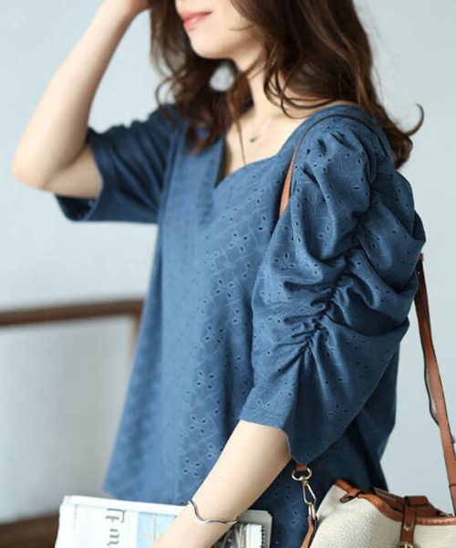 GOLDJAPAN(ゴールドジャパン)の「パワーショルダーダイヤネックレースプルオーバー【大きいサイズ対応】(Tシャツ/カットソー・レディース・ブルー/ブラック・5L/4L/3L/LL)」の2枚目の写真