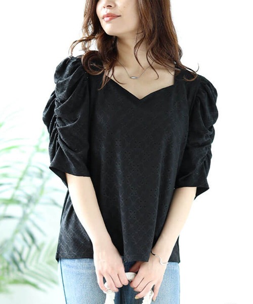 GOLDJAPAN(ゴールドジャパン)の「パワーショルダーダイヤネックレースプルオーバー【大きいサイズ対応】(Tシャツ/カットソー・レディース・ブルー/ブラック・5L/4L/3L/LL)」の1枚目の写真