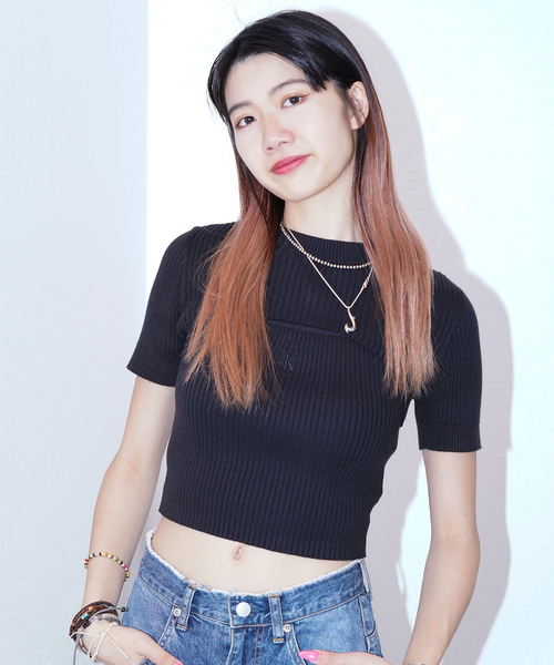Calvin Klein Jeans(カルヴァンクラインジーンズ)の「Calvin Klein Jeans A- 2 IN 1 SS CN J223332(Tシャツ/カットソー・レディース・ブラック/ホワイト・SMALL)」の4枚目の写真