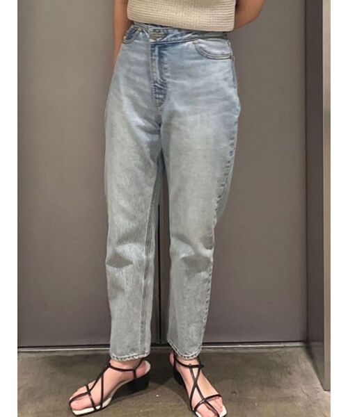 LAGUNAMOON(ラグナムーン)の「ウエストアシンメトリーデニムパンツ(デニムパンツ・レディース・ライトブルー/ブラック・SMALL/MEDIUM)」の2枚目の写真