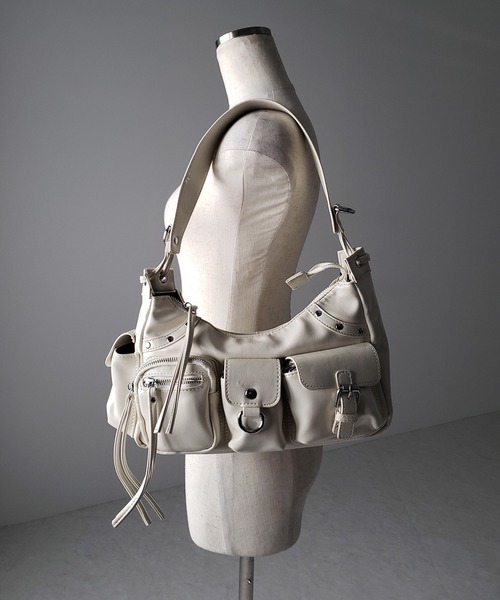 me+em select(ミームセレクト)の「【 ショルダーにできる2WAY 】 4アウトポケットワンハンドルショルダーバッグ / 4 outpocket onehandle shoulder bag(ショルダーバッグ・レディース・ブラック/アイボリー/カーキ・FREE)」の11枚目の写真