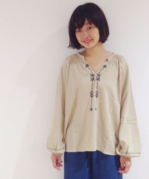 Kastane(カスタネ)の「刺繍ブラウス(シャツ/ブラウス・レディース・オフホワイト/ベージュ/サックスブルー/ブラック・FREE)」の4枚目の写真