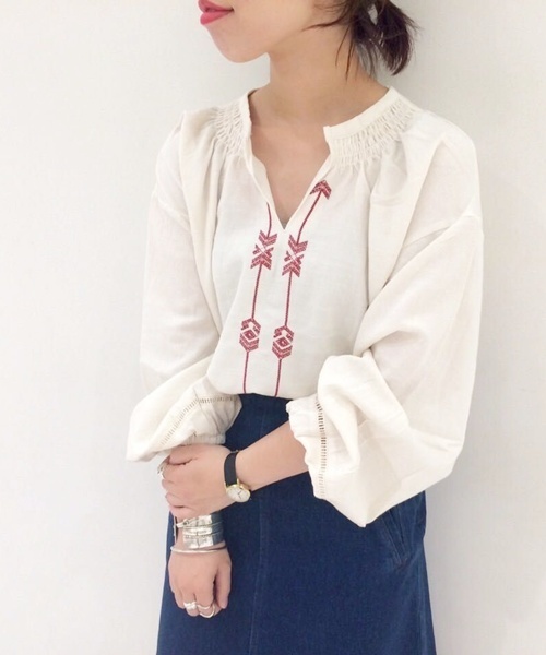 Kastane(カスタネ)の「刺繍ブラウス(シャツ/ブラウス・レディース・オフホワイト/ベージュ/サックスブルー/ブラック・FREE)」の2枚目の写真