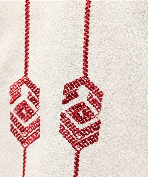 Kastane(カスタネ)の「刺繍ブラウス(シャツ/ブラウス・レディース・オフホワイト/ベージュ/サックスブルー/ブラック・FREE)」の11枚目の写真