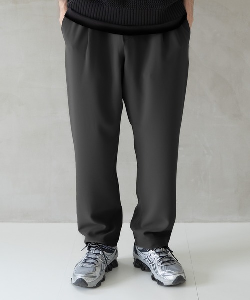 Iroquois（イロコイ）の「COMFORT TWILL 1TUCK PT  コンフォートツイル1タックテーパードパンツ（その他パンツ・メンズ・グレイッシュベージュ/ブラック/チャコールグレー・1/2/3）」の2枚目の写真