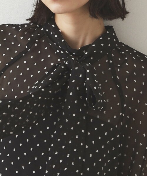 OPAQUE.CLIP（オペークドットクリップ）の「ドッドシアーボウタイブラウス【洗濯機洗い可】（シャツ/ブラウス・レディース・ネイビー/ブラック系4/オフホワイト・40/38/42）」の19枚目の写真
