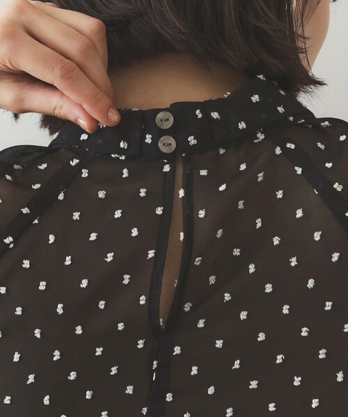 OPAQUE.CLIP（オペークドットクリップ）の「ドッドシアーボウタイブラウス【洗濯機洗い可】（シャツ/ブラウス・レディース・ネイビー/ブラック系4/オフホワイト・40/38/42）」の20枚目の写真