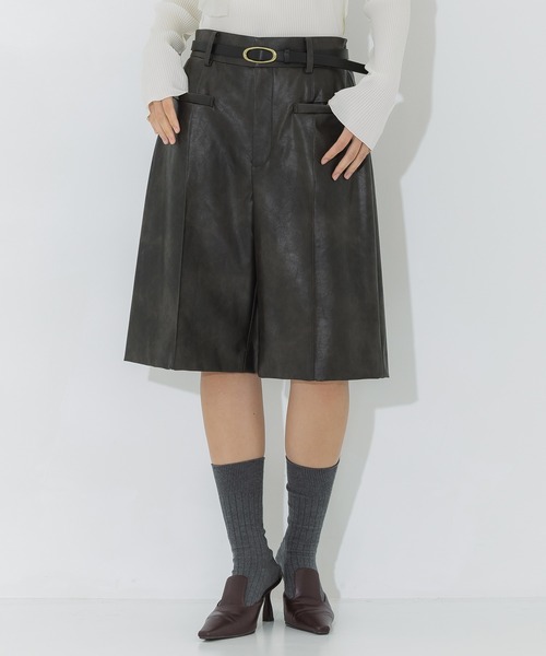 STUDIOUS(ステュディオス)の「【STUDIOUS/ステュディオス】フェイクレザーハーフパンツ/着痩せシルエット/ウエストゴム(その他パンツ・レディース・ブラウン・2/1)」の1枚目の写真