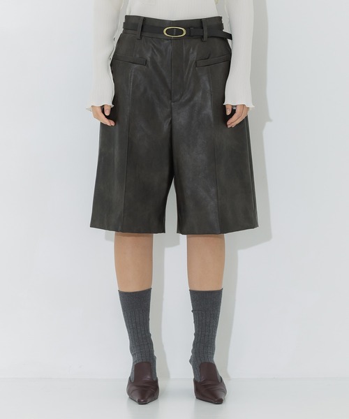 STUDIOUS(ステュディオス)の「【STUDIOUS/ステュディオス】フェイクレザーハーフパンツ/着痩せシルエット/ウエストゴム(その他パンツ・レディース・ブラウン・2/1)」の4枚目の写真