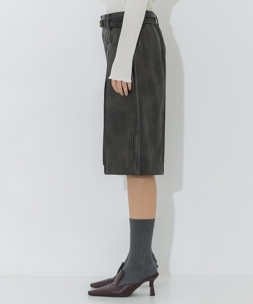 STUDIOUS(ステュディオス)の「【STUDIOUS/ステュディオス】フェイクレザーハーフパンツ/着痩せシルエット/ウエストゴム(その他パンツ・レディース・ブラウン・2/1)」の5枚目の写真