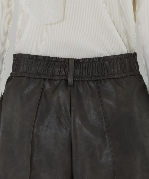 STUDIOUS(ステュディオス)の「【STUDIOUS/ステュディオス】フェイクレザーハーフパンツ/着痩せシルエット/ウエストゴム(その他パンツ・レディース・ブラウン・2/1)」の7枚目の写真