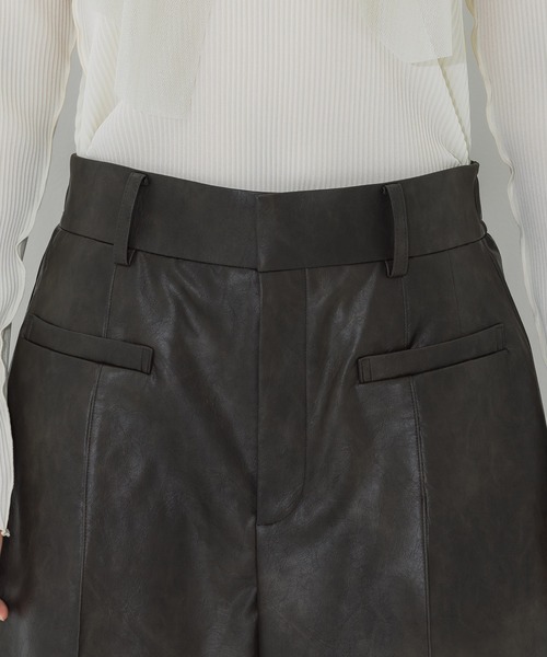 STUDIOUS(ステュディオス)の「【STUDIOUS/ステュディオス】フェイクレザーハーフパンツ/着痩せシルエット/ウエストゴム(その他パンツ・レディース・ブラウン・2/1)」の8枚目の写真