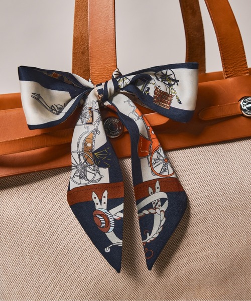 CALIFORNIA OUTFITTERS(カリフォルニア アウトフィッターズ)の「3-9B39 リボンスカーフ 長方形型 縦長 細サイズ レトロ ヴィンテージ風 プリント 総柄 シルクタッチ(バンダナ/スカーフ・レディース・ベージュ系1/ベージュ系3/グリーン系1/ブルー系2/ブラック系2/ブルー系4/ライトブルー/ライトピンク/ブルー系1/ベージュ系4/オレンジ系1/オレンジ系2/オレンジ系3/ベージュ系5/ネイビー/ブラック系1/ベージュ系2/ピンク/グレー系1/ブルー系3/ブラック系3・ONESIZE)」の3枚目の写真