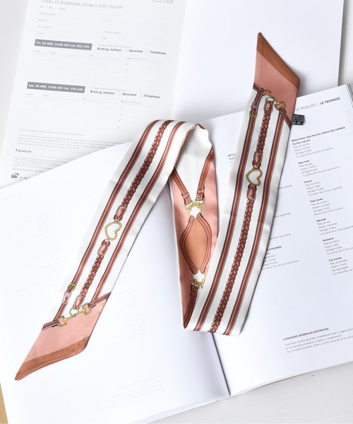 CALIFORNIA OUTFITTERS(カリフォルニア アウトフィッターズ)の「3-9B39 リボンスカーフ 長方形型 縦長 細サイズ レトロ ヴィンテージ風 プリント 総柄 シルクタッチ(バンダナ/スカーフ・レディース・ベージュ系1/ベージュ系3/グリーン系1/ブルー系2/ブラック系2/ブルー系4/ライトブルー/ライトピンク/ブルー系1/ベージュ系4/オレンジ系1/オレンジ系2/オレンジ系3/ベージュ系5/ネイビー/ブラック系1/ベージュ系2/ピンク/グレー系1/ブルー系3/ブラック系3・ONESIZE)」の6枚目の写真