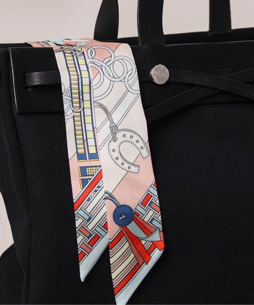 CALIFORNIA OUTFITTERS(カリフォルニア アウトフィッターズ)の「3-9B39 リボンスカーフ 長方形型 縦長 細サイズ レトロ ヴィンテージ風 プリント 総柄 シルクタッチ(バンダナ/スカーフ・レディース・ベージュ系1/ベージュ系3/グリーン系1/ブルー系2/ブラック系2/ブルー系4/ライトブルー/ライトピンク/ブルー系1/ベージュ系4/オレンジ系1/オレンジ系2/オレンジ系3/ベージュ系5/ネイビー/ブラック系1/ベージュ系2/ピンク/グレー系1/ブルー系3/ブラック系3・ONESIZE)」の8枚目の写真