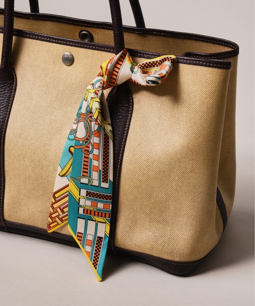 CALIFORNIA OUTFITTERS(カリフォルニア アウトフィッターズ)の「3-9B39 リボンスカーフ 長方形型 縦長 細サイズ レトロ ヴィンテージ風 プリント 総柄 シルクタッチ(バンダナ/スカーフ・レディース・ベージュ系1/ベージュ系3/グリーン系1/ブルー系2/ブラック系2/ブルー系4/ライトブルー/ライトピンク/ブルー系1/ベージュ系4/オレンジ系1/オレンジ系2/オレンジ系3/ベージュ系5/ネイビー/ブラック系1/ベージュ系2/ピンク/グレー系1/ブルー系3/ブラック系3・ONESIZE)」の10枚目の写真