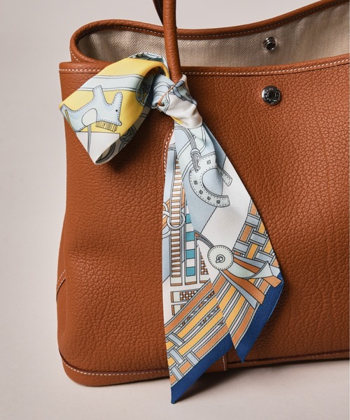 CALIFORNIA OUTFITTERS(カリフォルニア アウトフィッターズ)の「3-9B39 リボンスカーフ 長方形型 縦長 細サイズ レトロ ヴィンテージ風 プリント 総柄 シルクタッチ(バンダナ/スカーフ・レディース・ベージュ系1/ベージュ系3/グリーン系1/ブルー系2/ブラック系2/ブルー系4/ライトブルー/ライトピンク/ブルー系1/ベージュ系4/オレンジ系1/オレンジ系2/オレンジ系3/ベージュ系5/ネイビー/ブラック系1/ベージュ系2/ピンク/グレー系1/ブルー系3/ブラック系3・ONESIZE)」の13枚目の写真