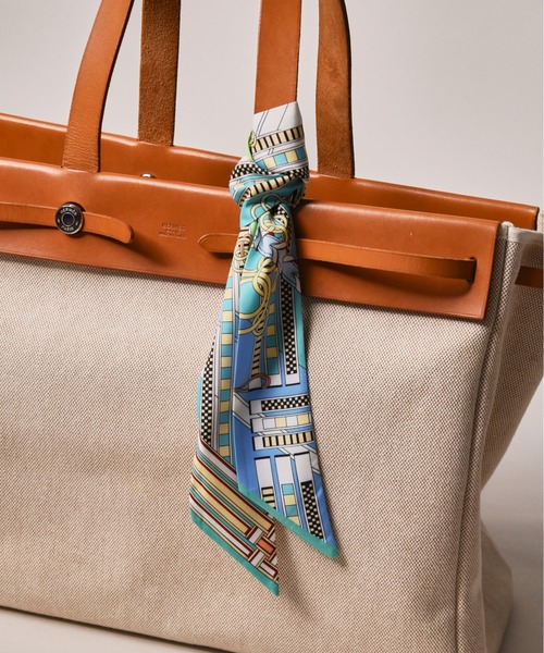 CALIFORNIA OUTFITTERS(カリフォルニア アウトフィッターズ)の「3-9B39 リボンスカーフ 長方形型 縦長 細サイズ レトロ ヴィンテージ風 プリント 総柄 シルクタッチ(バンダナ/スカーフ・レディース・ベージュ系1/ベージュ系3/グリーン系1/ブルー系2/ブラック系2/ブルー系4/ライトブルー/ライトピンク/ブルー系1/ベージュ系4/オレンジ系1/オレンジ系2/オレンジ系3/ベージュ系5/ネイビー/ブラック系1/ベージュ系2/ピンク/グレー系1/ブルー系3/ブラック系3・ONESIZE)」の14枚目の写真