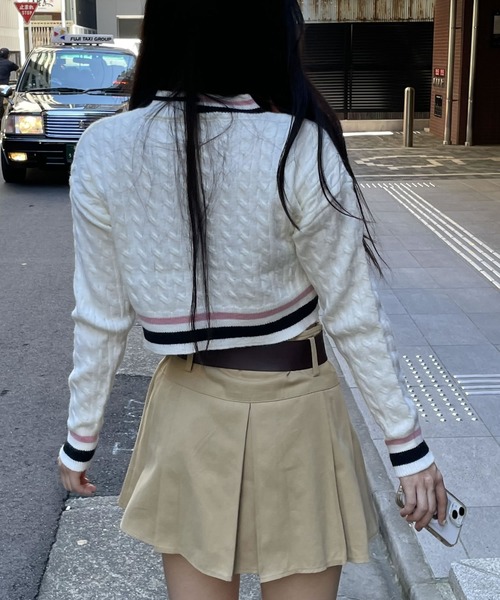 madrepadre(マドレパドレ)の「クロップ丈Vネックラインニット(ニット/セーター・レディース・ブラック/ホワイト・MEDIUM)」の11枚目の写真