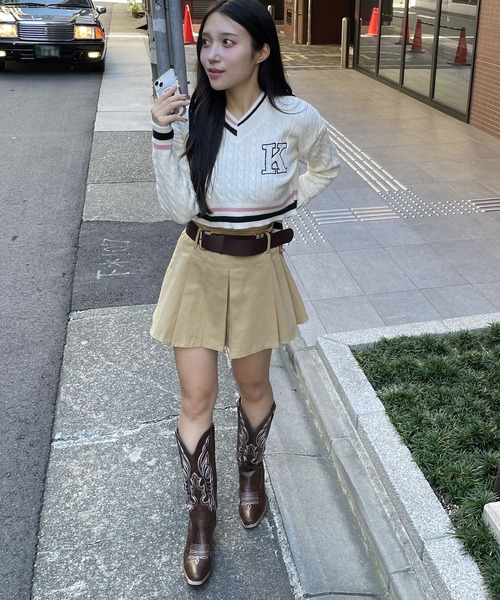 madrepadre(マドレパドレ)の「クロップ丈Vネックラインニット(ニット/セーター・レディース・ブラック/ホワイト・MEDIUM)」の10枚目の写真