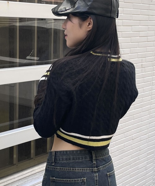 madrepadre(マドレパドレ)の「クロップ丈Vネックラインニット(ニット/セーター・レディース・ブラック/ホワイト・MEDIUM)」の6枚目の写真