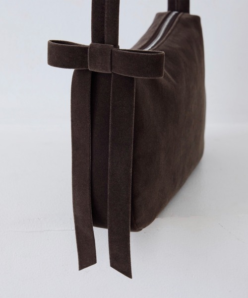 EFOLE（エフォル）の「Velor ribbon oneshoulder bag/ベロア リボン ワンショルダー バッグ（ショルダーバッグ・レディース・ブラック/チャコールグレー・FREE）」の5枚目の写真