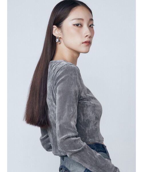 EMODA(エモダ)の「シアーベロアプレートトップス(Tシャツ/カットソー・レディース・グレー/ブルー/ブラック・FREE)」の8枚目の写真