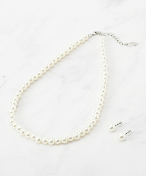 SHOO・LA・RUE（シューラルー）の「【セレモニー／2点セット】シンプルフェイクパールネックレス＆イヤー（ネックレス・レディース・ゴールド/ゴールド系/シルバー・00）」の2枚目の写真
