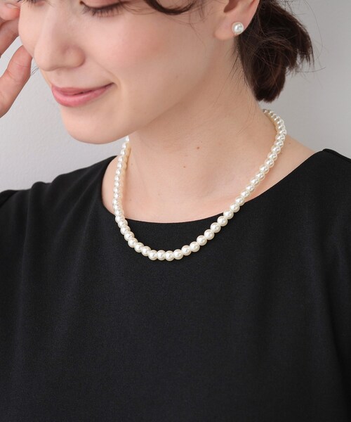 SHOO・LA・RUE（シューラルー）の「【セレモニー／2点セット】シンプルフェイクパールネックレス＆イヤー（ネックレス・レディース・ゴールド/ゴールド系/シルバー・00）」の4枚目の写真